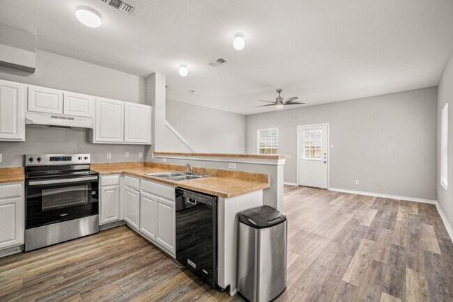 Building Photo - 7811 Kingsbury Wood