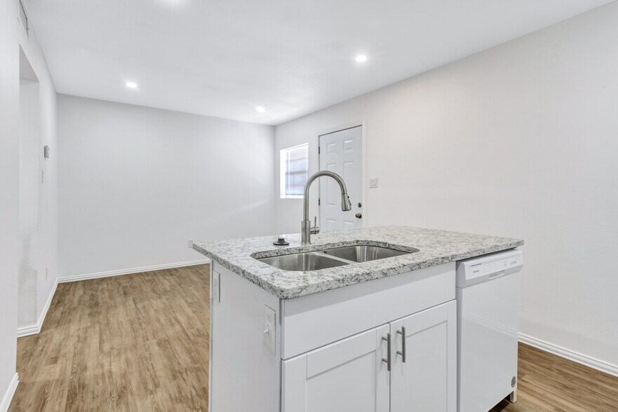 Building Photo - 901 Bessie St