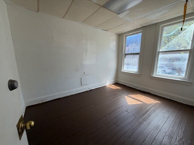 Building Photo - 347 E King St