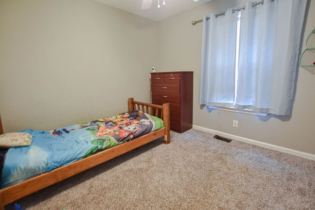 Building Photo - Pet Friendly Three Bedroom!