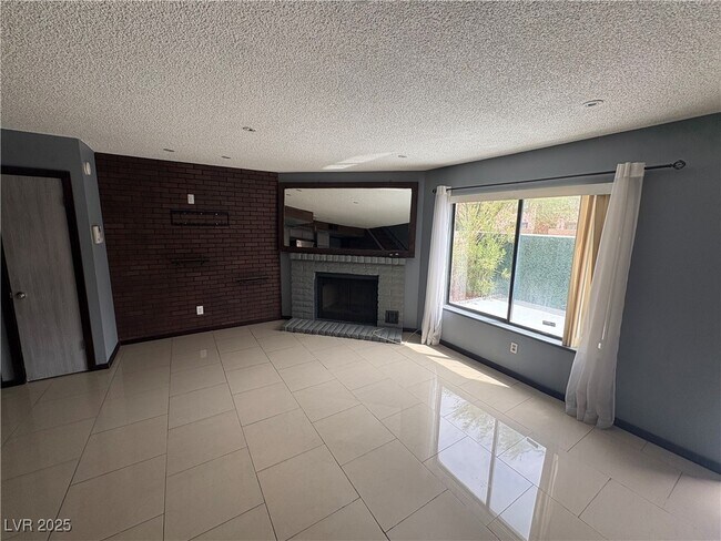 Building Photo - 5457 Escondido St