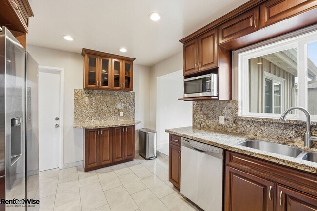 Building Photo - 536 W Hillsdale Blvd