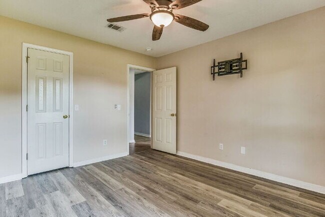 Building Photo - Welcome to your dream home! This stunning 4-bedroom, 3-bathroom residence is perfectly situated n...