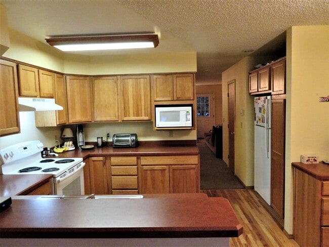 Building Photo - $2,570.95 with $500 Off the first month's rent, 3 Beds - 3 Baths, Townhouse in Lakewood with Cent...