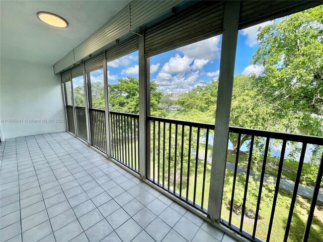 Building Photo - 2209 S Cypress Bend Dr