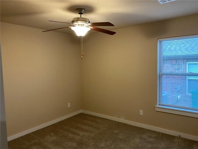 Building Photo - 422 Barbet Dr