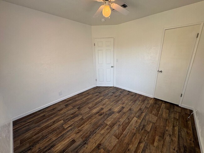 Building Photo - Cozy Home On Spacious Corner Lot Available Now in Dinuba CA!