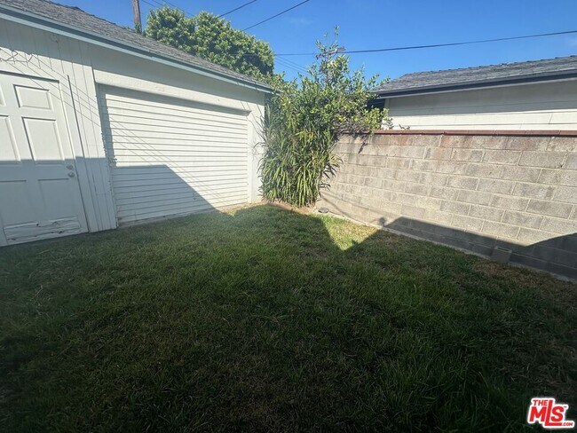 Building Photo - 3169 S Bentley Ave