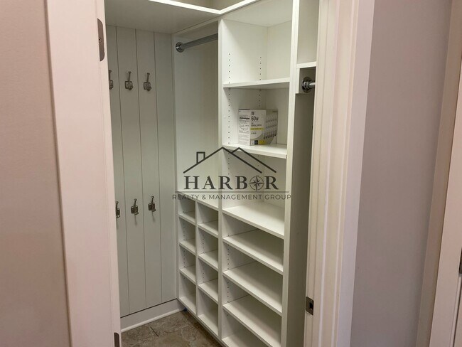 Building Photo - 2049 Kerry Dr NE