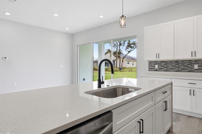 Building Photo - 13975 SW 27 Ct Rd