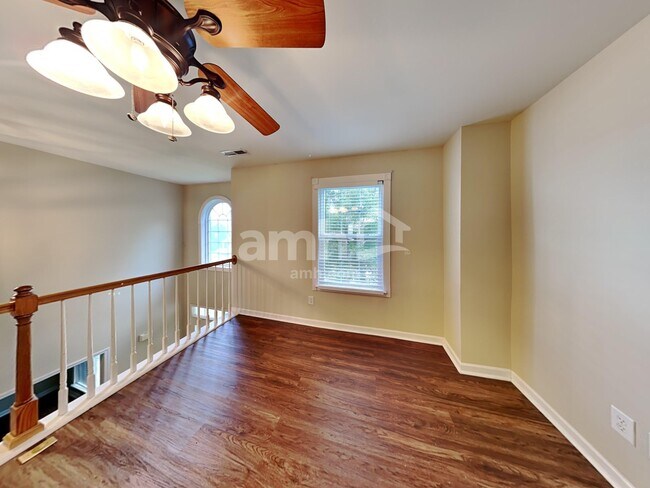 Building Photo - 1007 Vanguard Dr