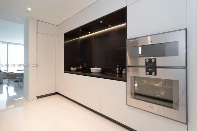 Building Photo - 300 Biscayne Blvd Way