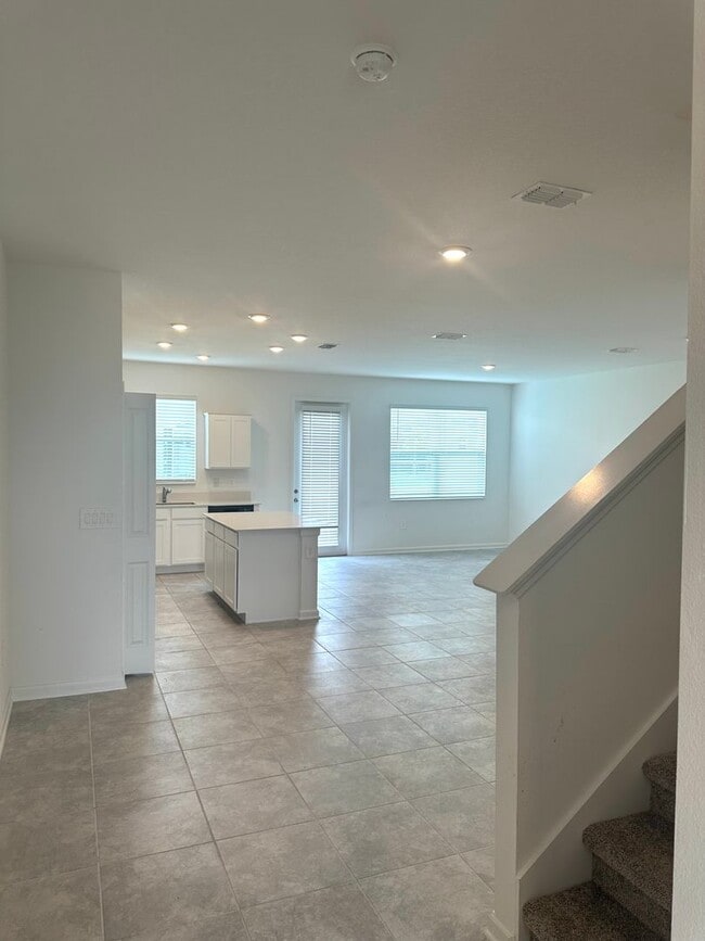 Building Photo - Champions Pointe 3 bed 2.5 bath Town home ...