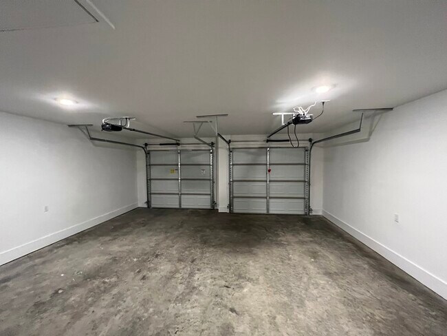 Building Photo - FIRST MONTH'S RENT FREE!