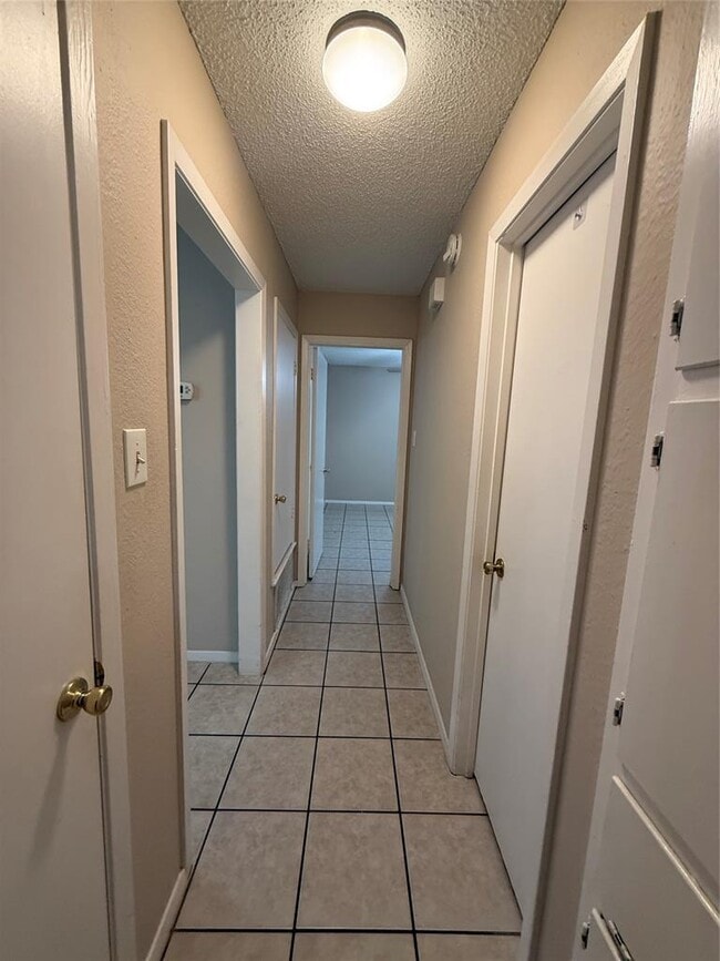 Building Photo - 1402 Westcott Dr