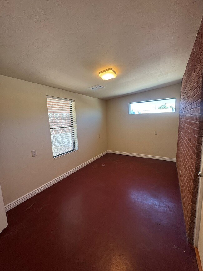 Building Photo - 902 S Fremont Ave