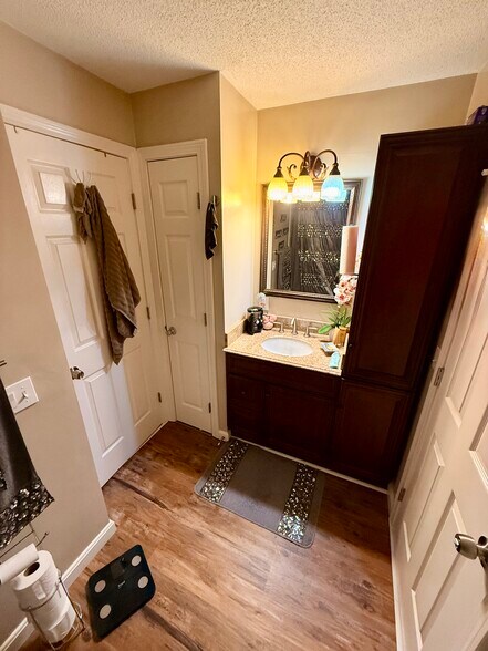 Full bath with sm. Linen Closet - 11 Devon Club Ln