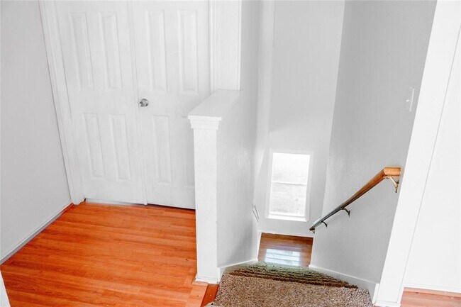 Building Photo - 15224 Sarah's Creek Dr