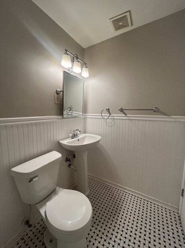 Building Photo - Fantastic 1 BR/1 BA Apartment in the Whitt...