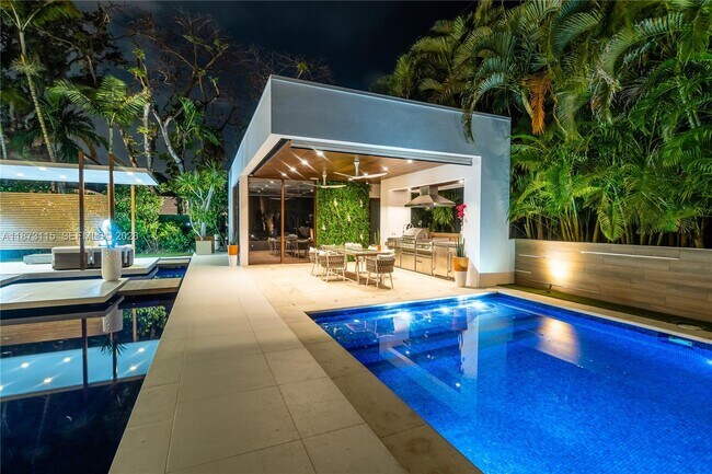 Building Photo - 3009 Pine Tree Dr