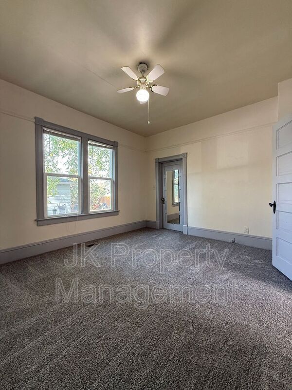 Building Photo - 613 8th Ave S