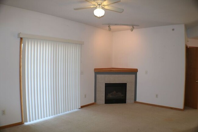 Building Photo - $1,195 | 2 Bedroom, 1 Bathroom Condo | No ...