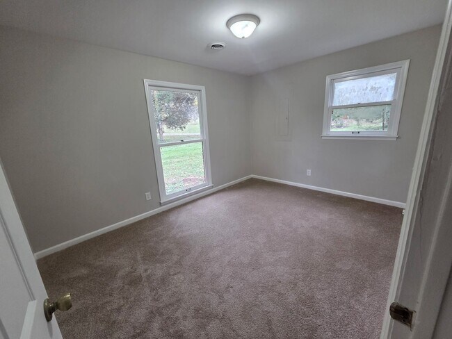 Building Photo - Charming 3BR/2BA Home in Woodbury!