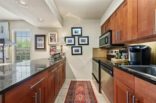 Building Photo - 7685 Northcross Dr