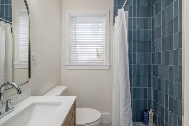 Building Photo - Maupas Newly Renovated Furnished Townhouse