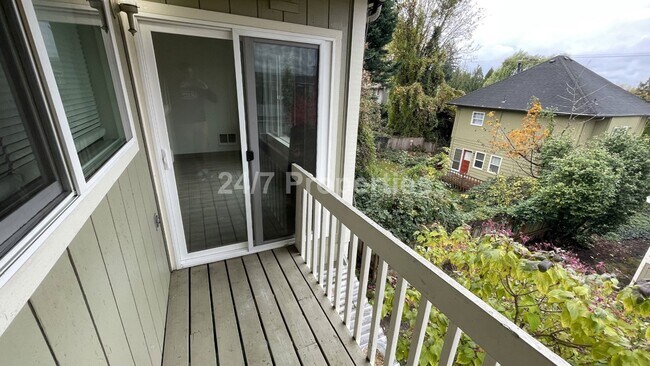 Building Photo - SE Portland - 2BD I 1BA - Top Floor w/ Balcony!