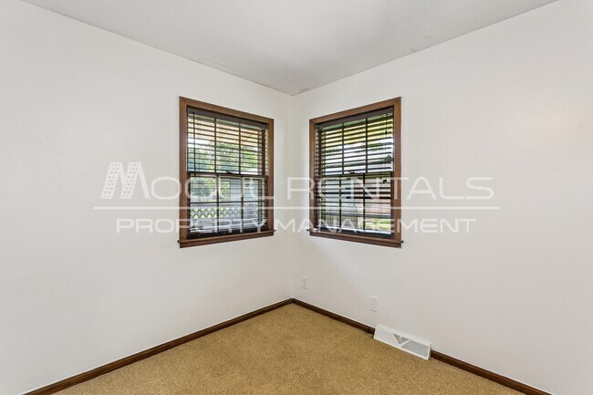 Building Photo - 500 S Circle Lake Rd