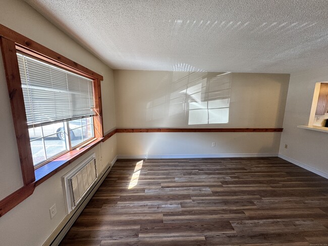 Building Photo - 975 Meriden Rd