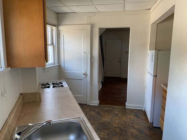 Building Photo - LARGE, RECENTLY UPDATED HOME AVAILABLE FOR AUGUST!