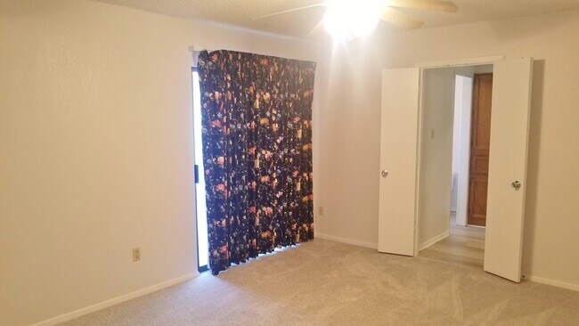 Building Photo - Spacious, Remodeled Duplex Unit Near Hulen...