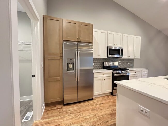 Building Photo - 974 Meadow Ln