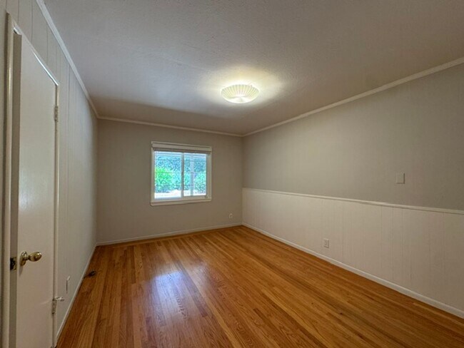Building Photo - Fabulous single level Lafayette home nestled at the end of a tree-lined drive.