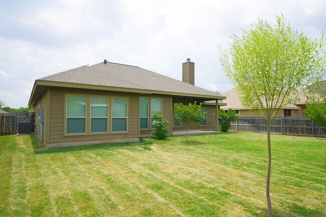 Building Photo - Beautiful Selma Living. Realtor Commission: $500