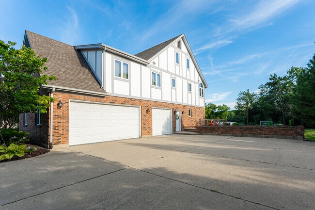 Building Photo - 22199 W Thornridge Dr