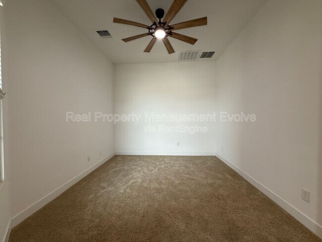Building Photo - 8723 W Vista Ave