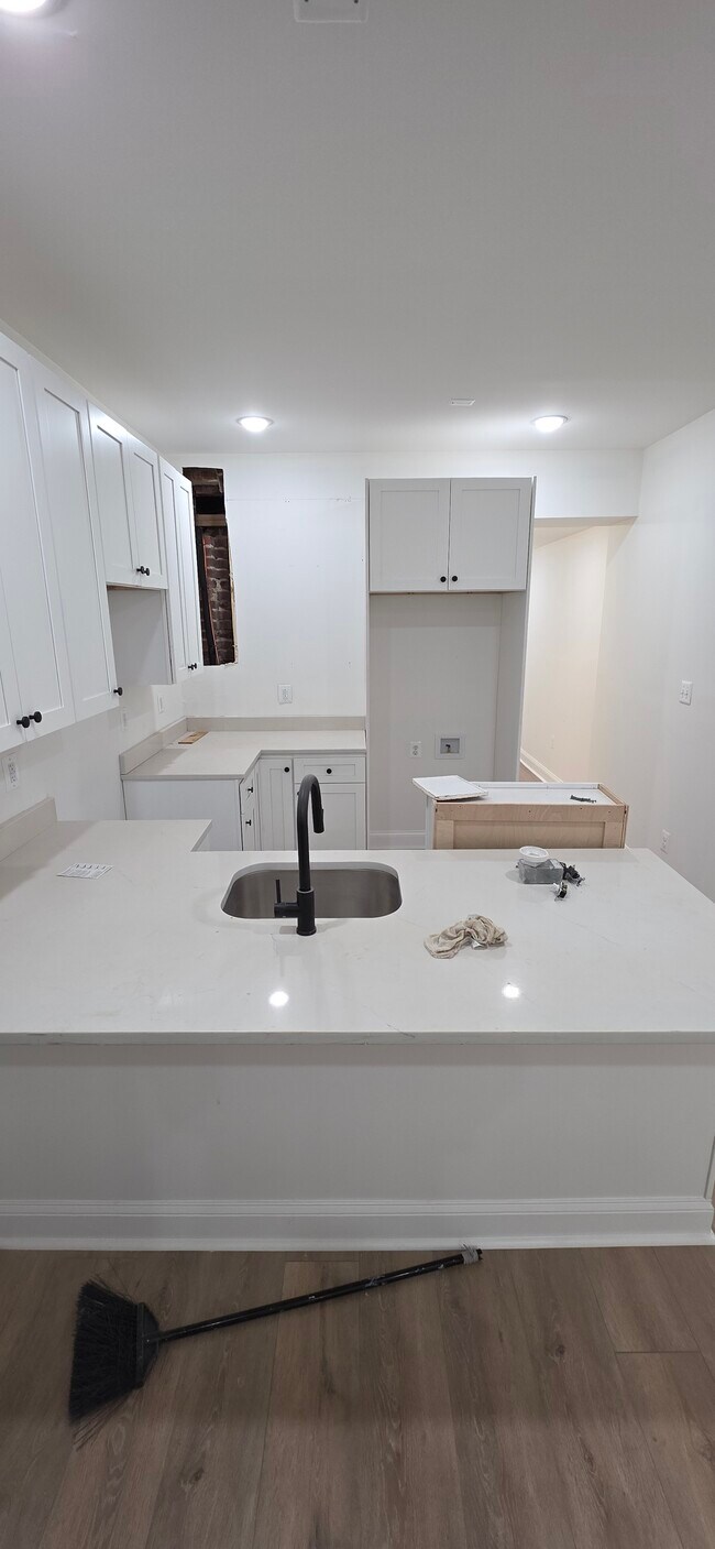 Building Photo - 222 N Glover St