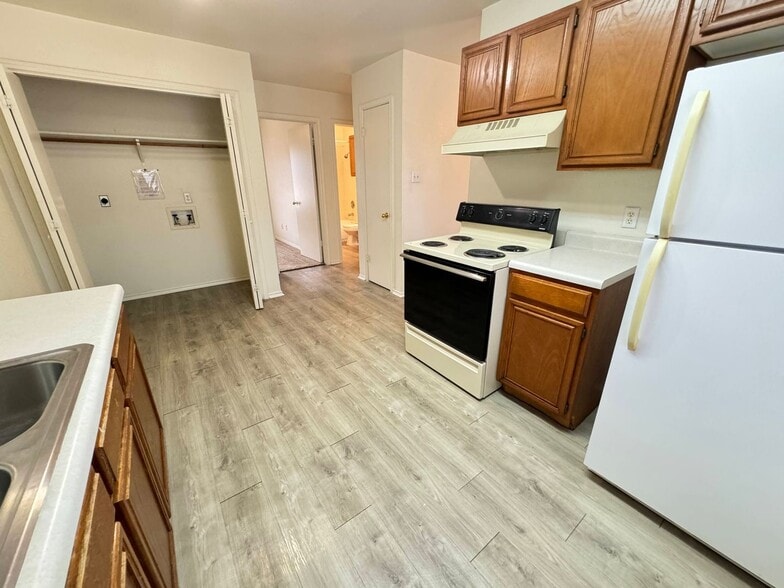 Building Photo - 1605 Benttree Dr