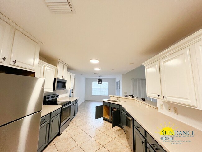 Building Photo - Custom details in this show stopping Crestview home!