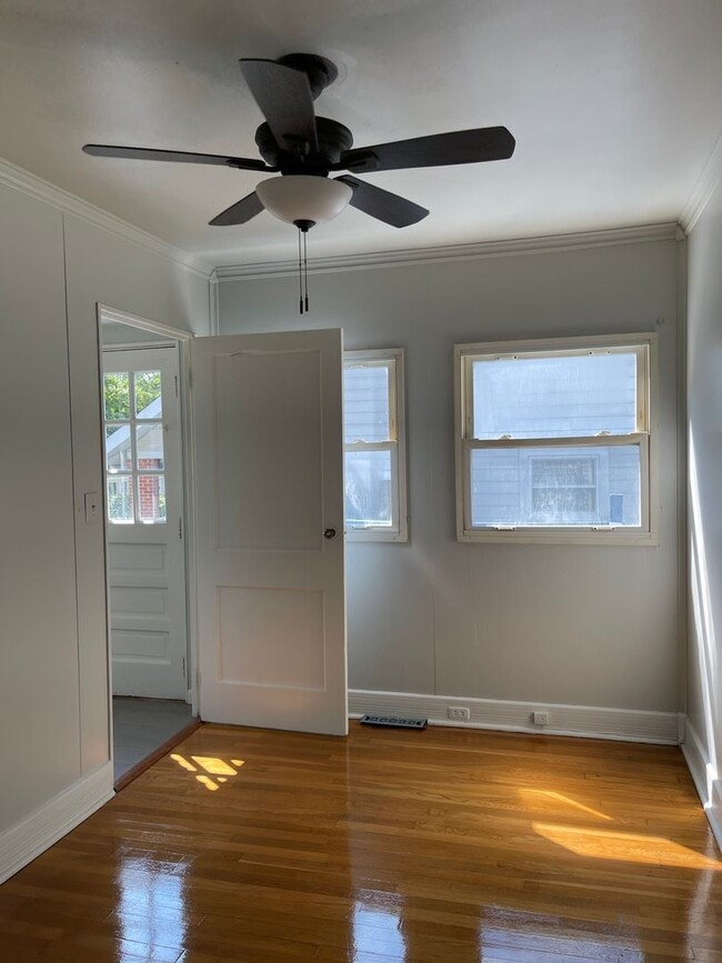 Building Photo - 2-3 Bed Home Available on Quiet Street Newly Renovated!!!