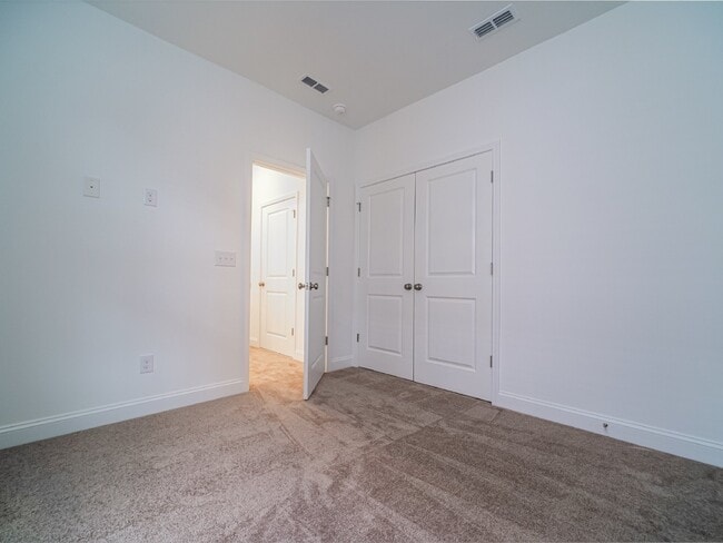 Building Photo - "Charming 2-Bed, 2-Bath Belmont Gem with Elegant Design"