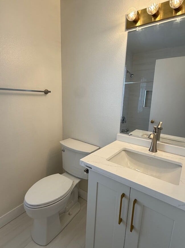 Building Photo - Updated 3 Bedroom Detached Home in Woodbri...