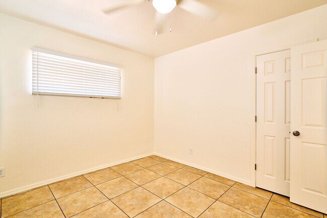 Building Photo - Eastside (Broadway and Wilmot) 3 bedroom, ...
