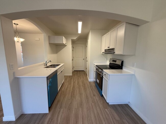 Building Photo - Remodeled 3 Bed / 2.5 Bath Townhome in Great Location