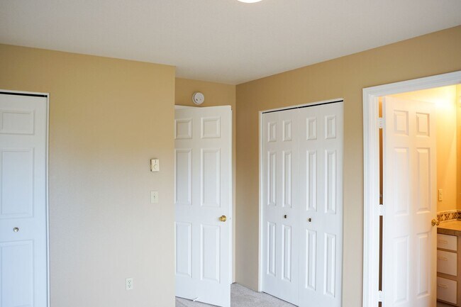 Building Photo - Top Floor 2 Bed 2 Bath with Vaulted Ceilin...