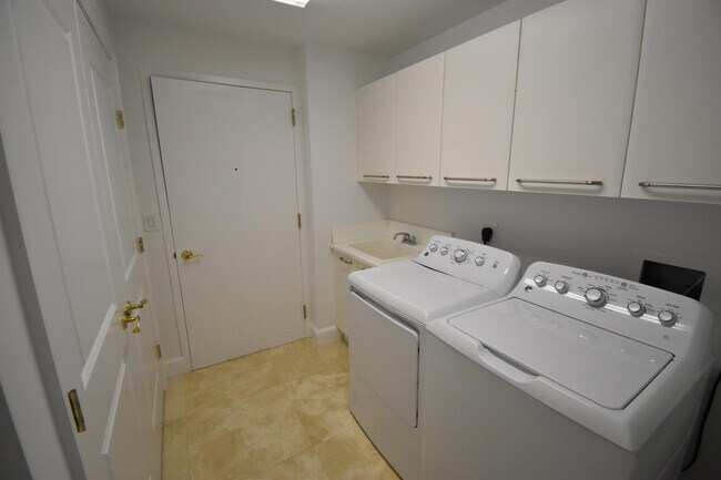 Building Photo - 1063 Hillsboro Mile