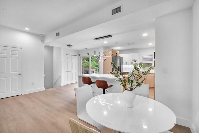 Building Photo - 477 NE 1st St